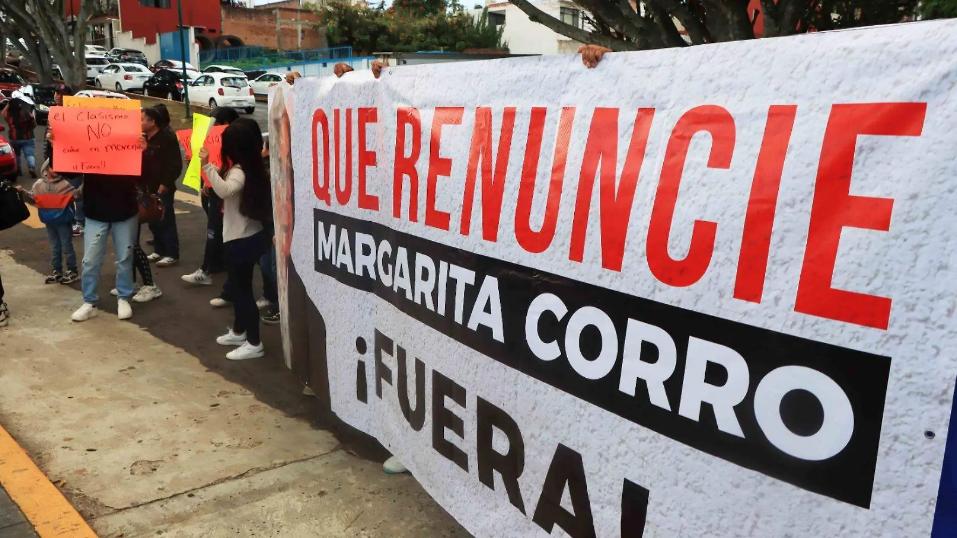 "¡Que renuncie!", arremeten manifestantes contra diputada por discriminación